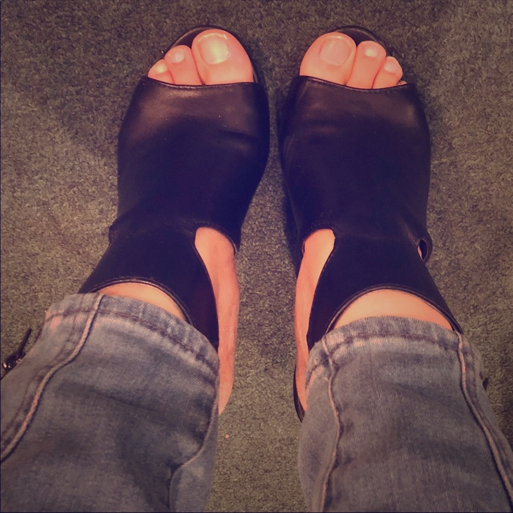 Black Peep toe Thick Heel Strapped Shoe